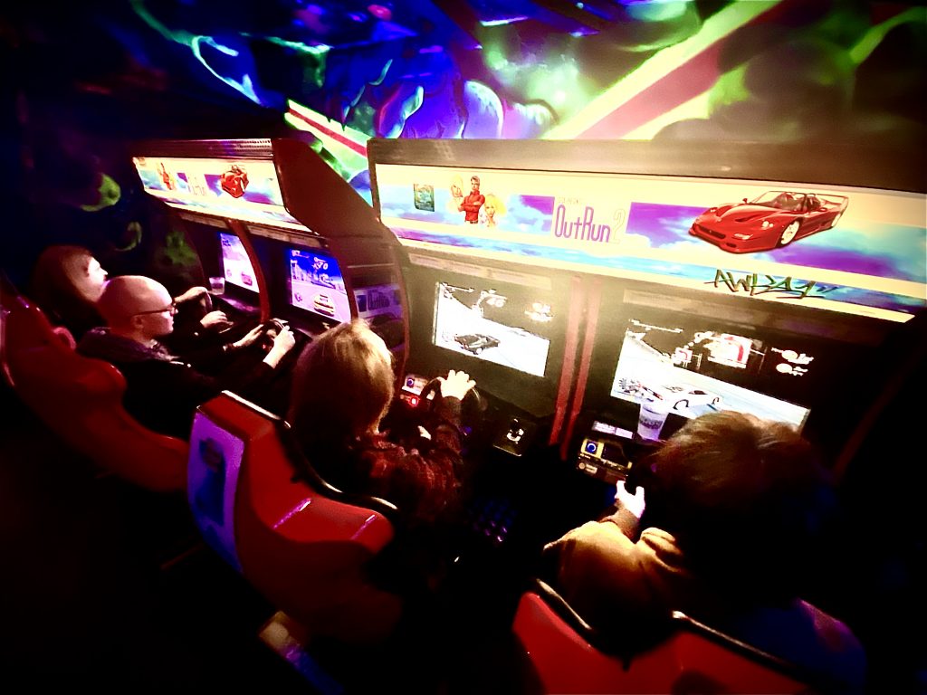 Gamer's Voice playing Outrun at the arcades 